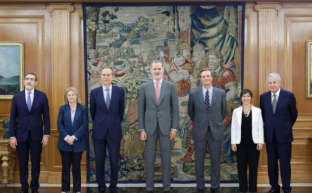 Don Felipe con la representación de la Fundación Hay Derecho